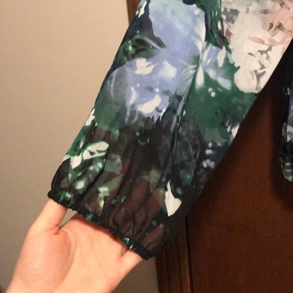 Jennifer Lopez sheer floral blouse - Picture 2 of 6